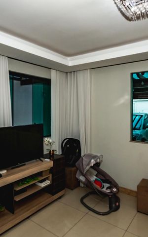 Casa à venda com 245m², 3 quartos e 2 vagasSala