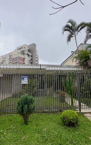 Casa para alugar com 270m², 5 quartos e 3 vagas Casa para alugar com 270m², 5 quartos e 3 vagasFachada