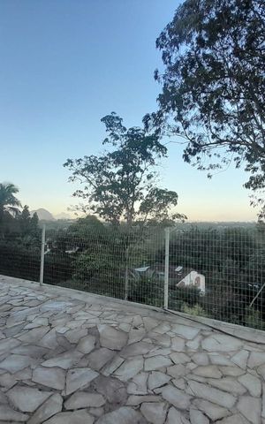 Casa de condomínio à venda com 1116m², 4 quartos e 6 vagas Casa de condomínio à venda com 1116m², 4 quartos e 6 vagasÁrea externa
