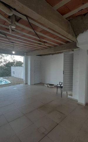 Casa de condomínio à venda com 1116m², 4 quartos e 6 vagas Casa de condomínio à venda com 1116m², 4 quartos e 6 vagasÁrea externa