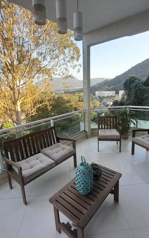 Casa de condomínio à venda com 1116m², 4 quartos e 6 vagas Casa de condomínio à venda com 1116m², 4 quartos e 6 vagasÁrea externa
