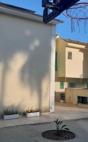 Casa de condomínio à venda com 1116m², 4 quartos e 6 vagas Casa de condomínio à venda com 1116m², 4 quartos e 6 vagasÁrea externa