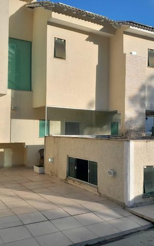 Casa de condomínio à venda com 1116m², 4 quartos e 6 vagas Casa de condomínio à venda com 1116m², 4 quartos e 6 vagasÁrea externa