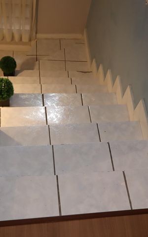 Casa para alugar com 100m², 2 quartos e 2 vagasEscadas