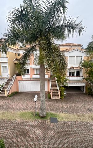 Casa de condomínio para alugar com 320m², 3 quartos e 5 vagas Casa de condomínio para alugar com 320m², 3 quartos e 5 vagasVaranda