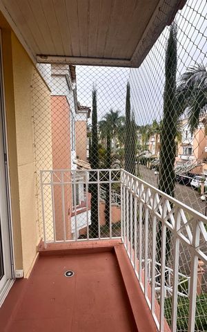 Casa de condomínio para alugar com 320m², 3 quartos e 5 vagas Casa de condomínio para alugar com 320m², 3 quartos e 5 vagasVaranda