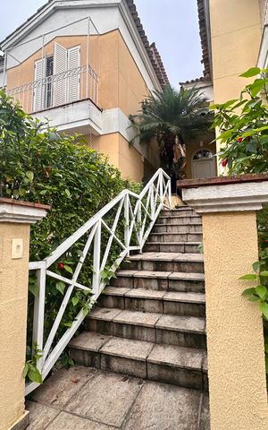 Casa de condomínio para alugar com 320m², 3 quartos e 5 vagas Casa de condomínio para alugar com 320m², 3 quartos e 5 vagasFachada