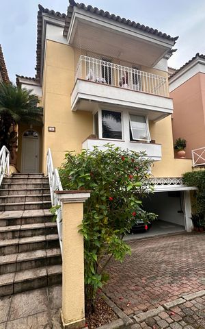 Casa de condomínio para alugar com 320m², 3 quartos e 5 vagas Casa de condomínio para alugar com 320m², 3 quartos e 5 vagasFachada