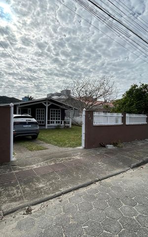 Casa para alugar com 150m², 3 quartos e 2 vagas Casa para alugar com 150m², 3 quartos e 2 vagasFachada