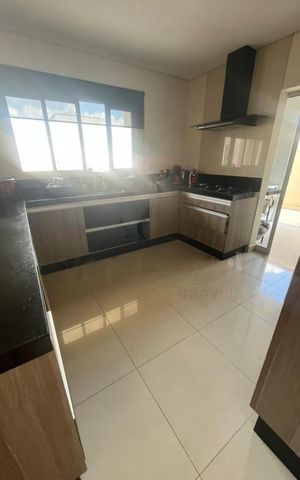 Casa de condomínio à venda com 252m², 3 quartos e 4 vagas