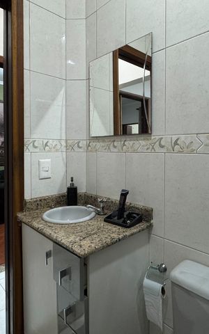 Casa à venda com 180m², 3 quartos e 2 vagas Casa à venda com 180m², 3 quartos e 2 vagasBanheiro Social