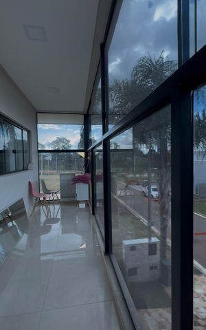 Casa de condomínio para alugar com 335m², 4 quartos e 3 vagas Casa de condomínio para alugar com 335m², 4 quartos e 3 vagasVaranda