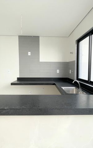Casa à venda com 102m², 3 quartos e 2 vagas Casa à venda com 102m², 3 quartos e 2 vagasCozinha