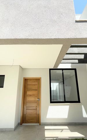 Casa à venda com 102m², 3 quartos e 2 vagas Casa à venda com 102m², 3 quartos e 2 vagasÁrea externa