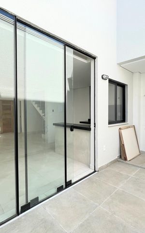 Casa à venda com 102m², 3 quartos e 2 vagas Casa à venda com 102m², 3 quartos e 2 vagasÁrea de serviço