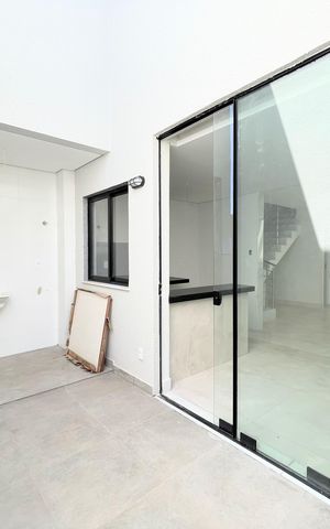 Casa à venda com 102m², 3 quartos e 2 vagas Casa à venda com 102m², 3 quartos e 2 vagasBanheiro