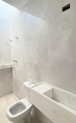 Casa à venda com 102m², 3 quartos e 2 vagas Casa à venda com 102m², 3 quartos e 2 vagasBanheiro