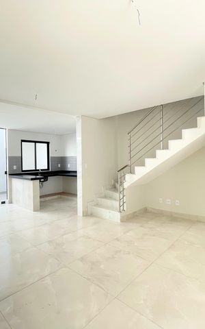 Casa à venda com 102m², 3 quartos e 2 vagas Casa à venda com 102m², 3 quartos e 2 vagasSala