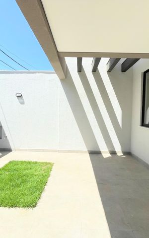 Casa à venda com 102m², 3 quartos e 2 vagas Casa à venda com 102m², 3 quartos e 2 vagasÁrea externa