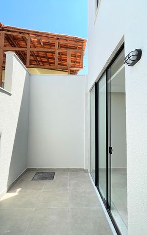 Casa à venda com 102m², 3 quartos e 2 vagas Casa à venda com 102m², 3 quartos e 2 vagasÁrea externa