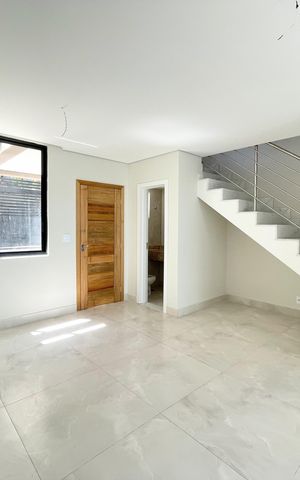 Casa à venda com 102m², 3 quartos e 2 vagas Casa à venda com 102m², 3 quartos e 2 vagasSala