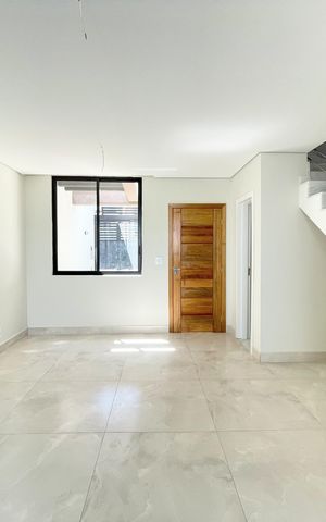 Casa à venda com 102m², 3 quartos e 2 vagas Casa à venda com 102m², 3 quartos e 2 vagasSala
