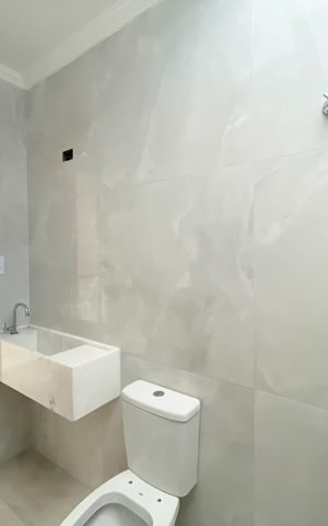 Casa à venda com 102m², 3 quartos e 2 vagas Casa à venda com 102m², 3 quartos e 2 vagasBanheiro