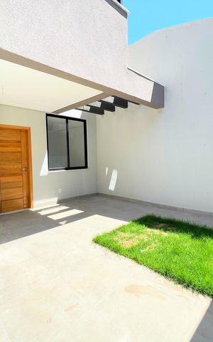 Casa à venda com 102m², 3 quartos e 2 vagas Casa à venda com 102m², 3 quartos e 2 vagasÁrea externa