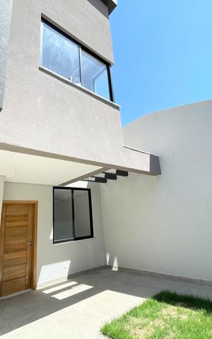 Casa à venda com 102m², 3 quartos e 2 vagas Casa à venda com 102m², 3 quartos e 2 vagasÁrea externa