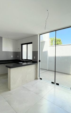 Casa à venda com 102m², 3 quartos e 2 vagas Casa à venda com 102m², 3 quartos e 2 vagasCozinha