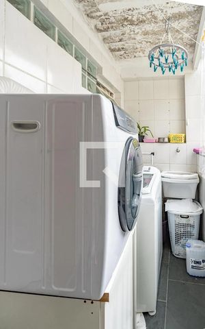 Casa à venda com 213m², 5 quartos e 2 vagas Casa à venda com 213m², 5 quartos e 2 vagasÁrea de serviço casa 1