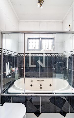 Casa à venda com 213m², 5 quartos e 2 vagas Casa à venda com 213m², 5 quartos e 2 vagasBanheiro casa 1
