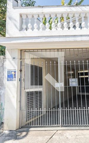 Casa à venda com 213m², 5 quartos e 2 vagas Casa à venda com 213m², 5 quartos e 2 vagasFachada