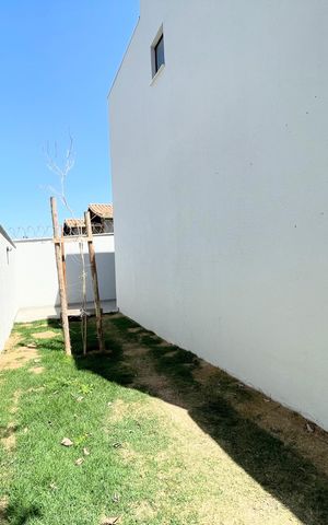 Casa à venda com 120m², 3 quartos e 2 vagas Casa à venda com 120m², 3 quartos e 2 vagasÁrea externa