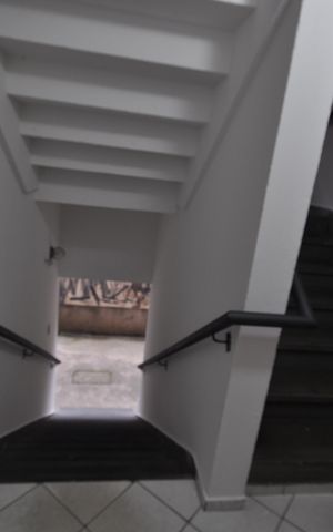 Apartamento para alugar com 47m², 2 quartos e 1 vagaEscada de acesso