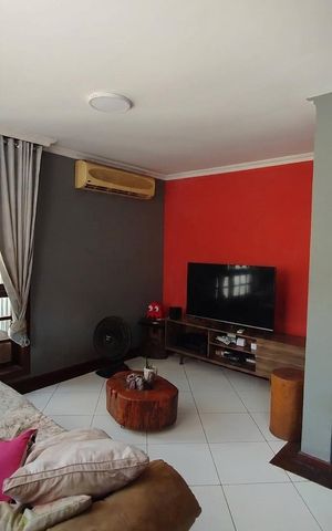 Casa à venda com 200m², 3 quartos e 2 vagas Casa à venda com 200m², 3 quartos e 2 vagasSala