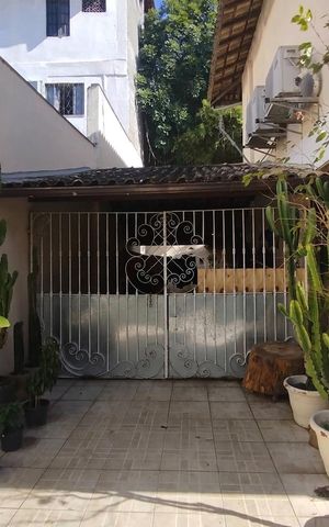 Casa à venda com 200m², 3 quartos e 2 vagas Casa à venda com 200m², 3 quartos e 2 vagasFachada