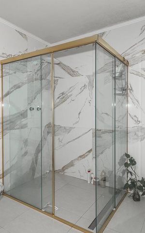 Casa à venda com 340m², 3 quartos e 7 vagas Casa à venda com 340m², 3 quartos e 7 vagasBanheiro da Suíte