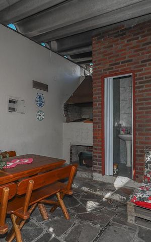 Casa à venda com 340m², 3 quartos e 7 vagas Casa à venda com 340m², 3 quartos e 7 vagasFundos