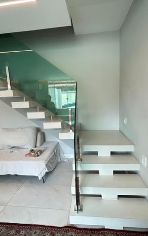 Casa à venda com 450m², 4 quartos e 4 vagasEscada