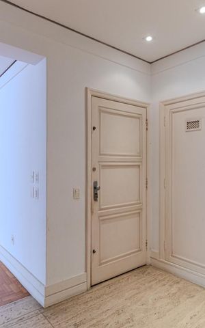 Apartamento à venda com 270m², 3 quartos e 2 vagas Apartamento à venda com 270m², 3 quartos e 2 vagasEntrada Social