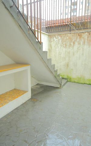 Casa à venda com 130m², 2 quartos e 1 vagaÁrea de serviço/Quintal 