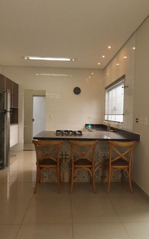 Casa de condomínio para alugar com 230m², 4 quartos e 2 vagas Casa de condomínio para alugar com 230m², 4 quartos e 2 vagasCozinha