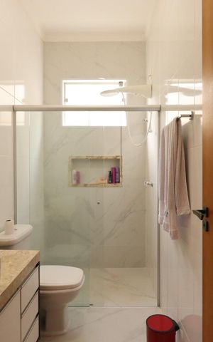 Casa de condomínio para alugar com 230m², 4 quartos e 2 vagas Casa de condomínio para alugar com 230m², 4 quartos e 2 vagasBanheiro da Suíte