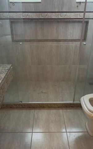 Casa de condomínio para alugar com 350m², 4 quartos e 2 vagas Casa de condomínio para alugar com 350m², 4 quartos e 2 vagasBanheiro social