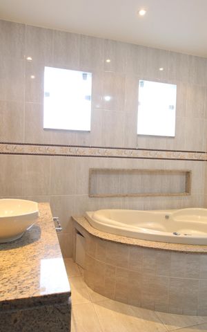 Casa de condomínio para alugar com 350m², 4 quartos e 2 vagasBanheiro da suíte