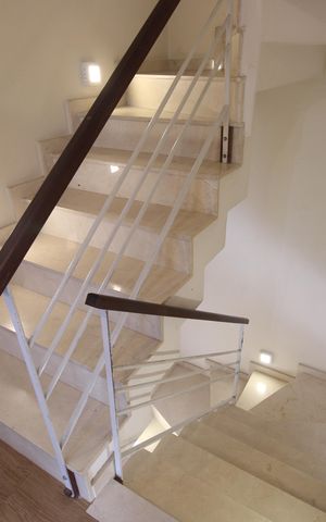 Casa de condomínio para alugar com 350m², 4 quartos e 2 vagasEscada
