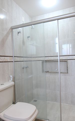 Casa de condomínio para alugar com 350m², 4 quartos e 2 vagasBanheiro da suíte