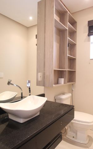 Casa de condomínio para alugar com 350m², 4 quartos e 2 vagasLavabo