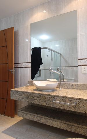 Casa de condomínio para alugar com 350m², 4 quartos e 2 vagasBanheiro da suíte